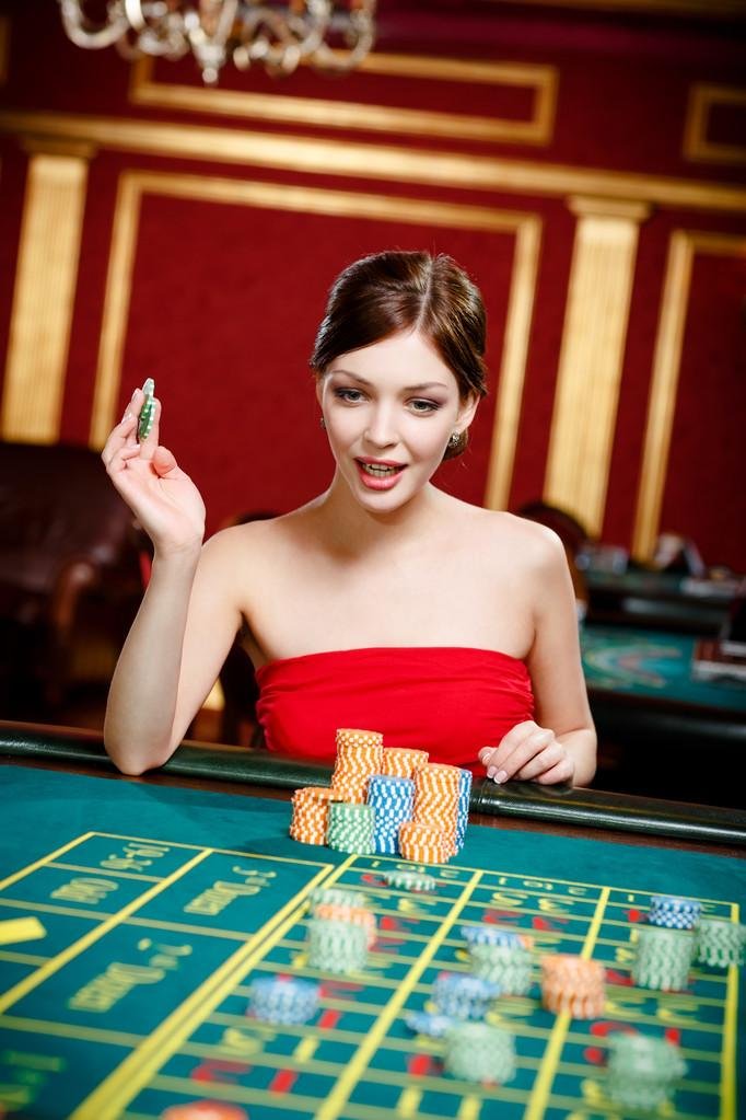 Filipino player spinning online slot games on a mobile phone at phjoin